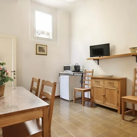 Apartment Le Grazie In Superb Location