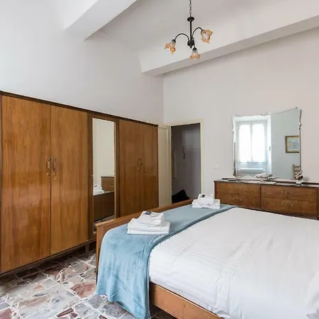 Le Grazie In Superb Location Apartment