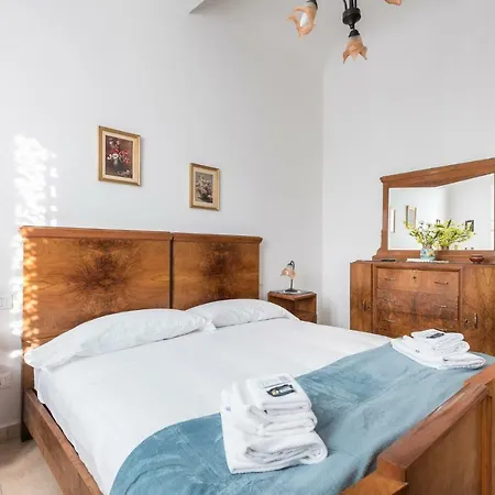 Apartment Le Grazie In Superb Location